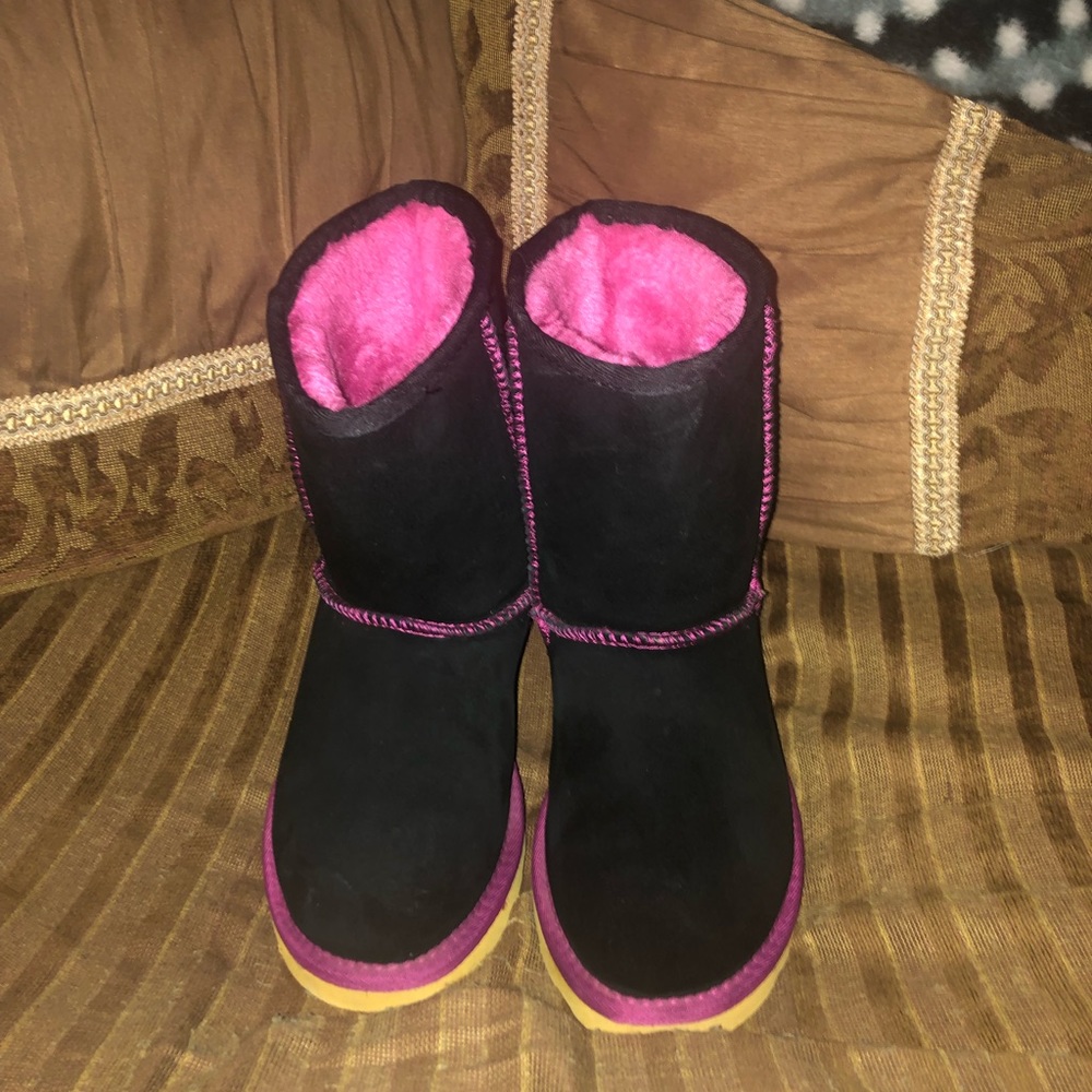 Warmest, Coolest, Sweet looking boots.  Size 7  Black & Pink AusLand Boots